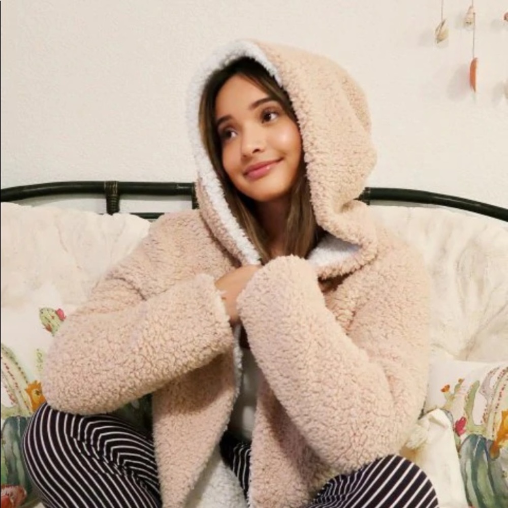 ⭐️SOLD⭐️ Fluffy hooded jacket